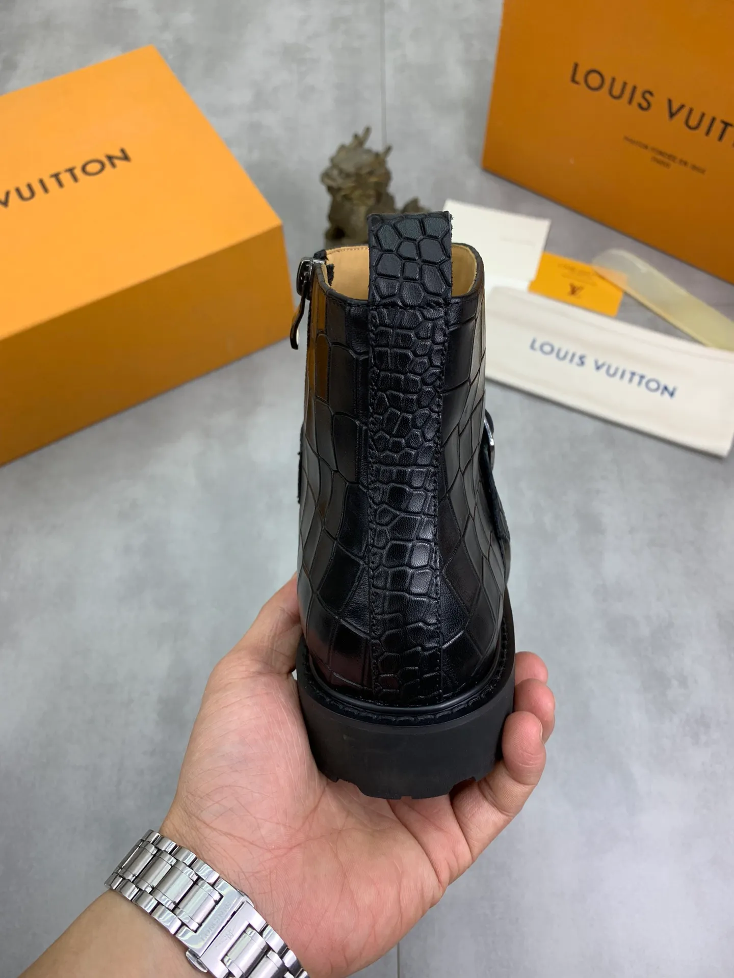 Men's shoes 💰P640 💰【New】🆘Water-dyed cow lining LV Louis Vuitton business high-top leather shoes, made of original imported Italian 🇮🇹 open-edge bead-rubbed open-edge bead cowhide, full cowhide lining, carefully handmade by professional shoemakers, the original version is specially designed for wear-resistant outsole. Standard code: 38-45 3⃣️color🉑️select